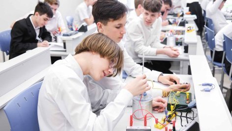 Ученики в аудитории физики