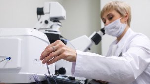 Сотрудница проводит исследования в лаборатории 