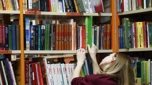 Посетительница в библиотеке