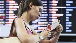 девушка в аэропорту