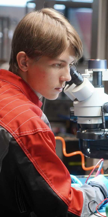 Молодой человек в кластере «Профессионалитета»