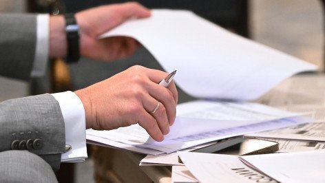 Мужчина просматривает договор