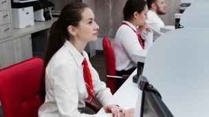 Сотрудница в офисе 