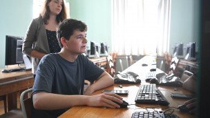Ученик в компьютерном классе посещает сайт 