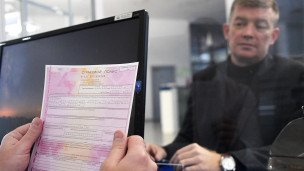 Автовладелец оформляет страховой полис ОСАГО 