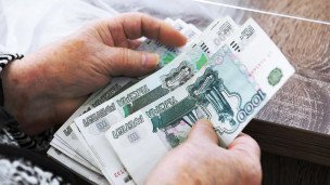 Купюры в руках у пожилой женщины
