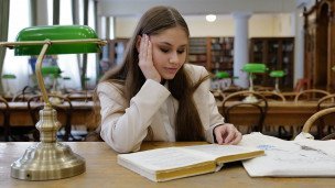 Студентка в читальном зале библиотеки университета