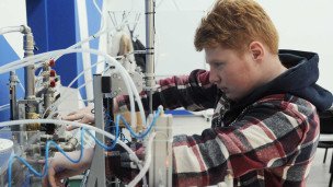 Студент в лаборатории