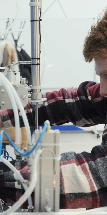 Студент в лаборатории