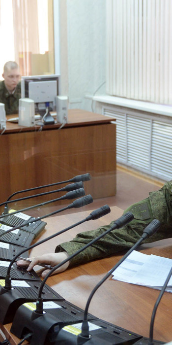 Военнослужащий во время несения боевого дежурства на территории главного испытательного космического центра