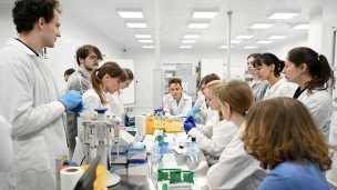 Студенты научной сферы в лаборатории