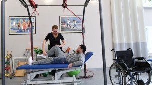 Пациент в кабинете роботической реабилитации и эрготерапии