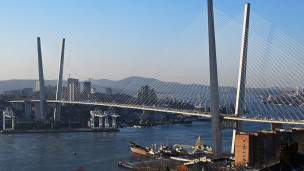 Вид на Золотой мост через бухту Золотой Рог во Владивостоке