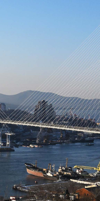 Вид на Золотой мост через бухту Золотой Рог во Владивостоке