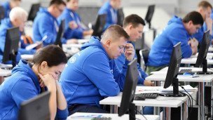 Люди во время работы за компьютерами