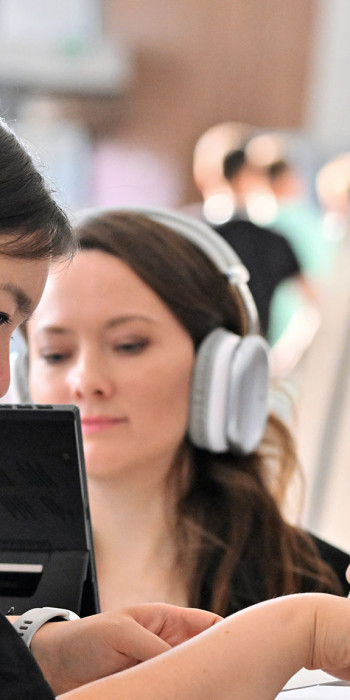 Девушки за компьютерами 