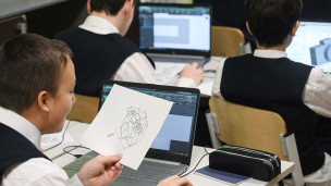 Ученики на уроке информатики