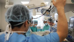 Врачи в операционной во время пересадки органов
