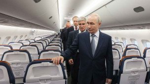 Президент РФ Владимир Путин осматривает самолет Sukhoi Superjet 100