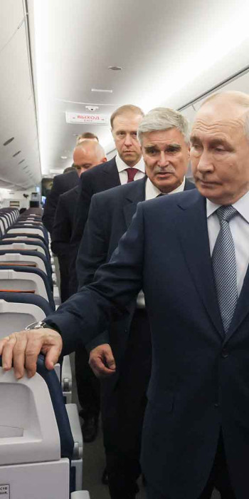 Президент РФ Владимир Путин осматривает самолет Sukhoi Superjet 100