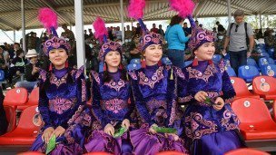 Девушки в традиционных костюмах Мьянмы