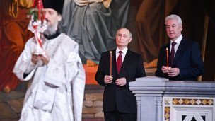 Владимир Путин и Сергей Собянин во время пасхальной службы в храме