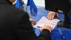 Автовладелец оформляет страховой полис ОСАГО