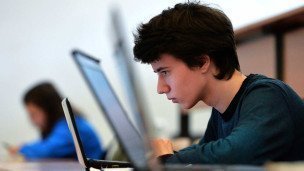 Студент с ноутбуком во время занятия