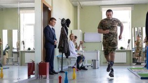 uchastnik-svo-v-centre-protezirovaniya