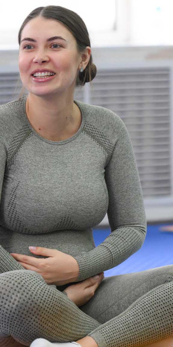 Беременная женщина на курсах по подготовке к родам