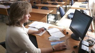 Учитель в кабинете во время дистанционного обучения