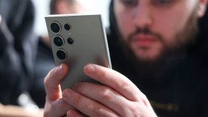 smartfon-v-rukah-muzhchiny