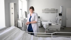 Медицинский работник в палате интенсивной терапии 