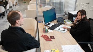 Посетитель в государственном фонде "Защитники Отечества"