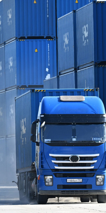 Грузовой автомобиль на территории мультимодального транспортно-логистического центра