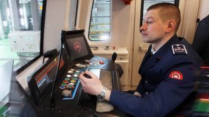 Машинист в кабине поезда в электродепо 