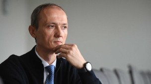 dmitrij-grigorenko-s-mikrofonom-v-ruke-vo-vremya-vystupleniya
