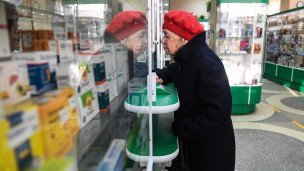 Пожилой человек в аптеке