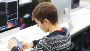 Подросток с телефоном
