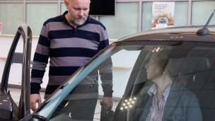 Покупатели в автосалоне