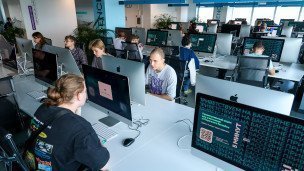 Люди работают за компьютерами