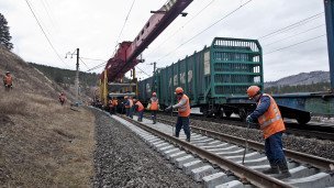 Рабочие во время укладки железнодорожного полотна