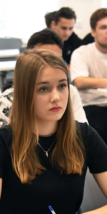 Студенты на семинаре в университете