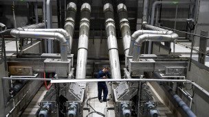 Сотрудник в здании решеток механической очистки воды
