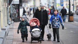 Мать с детьми идет по улице