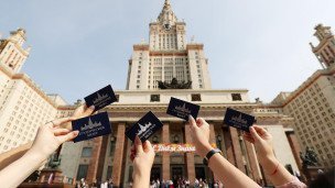Студенты у здания Московского государственного университета