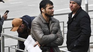 иностранные граждане возле многофункционального миграционного центра