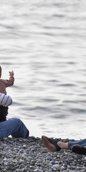 Мамы с детьми на пляже 