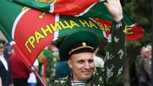 Pogranichniki-s-flagom