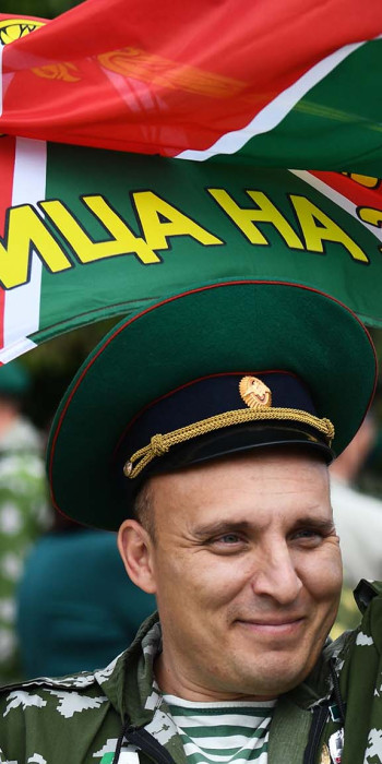 Pogranichniki-s-flagom
